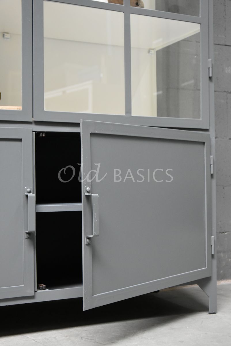 Detail van Apothekerskast Demi, 2 deuren, RAL7012, grijs, materiaal staal